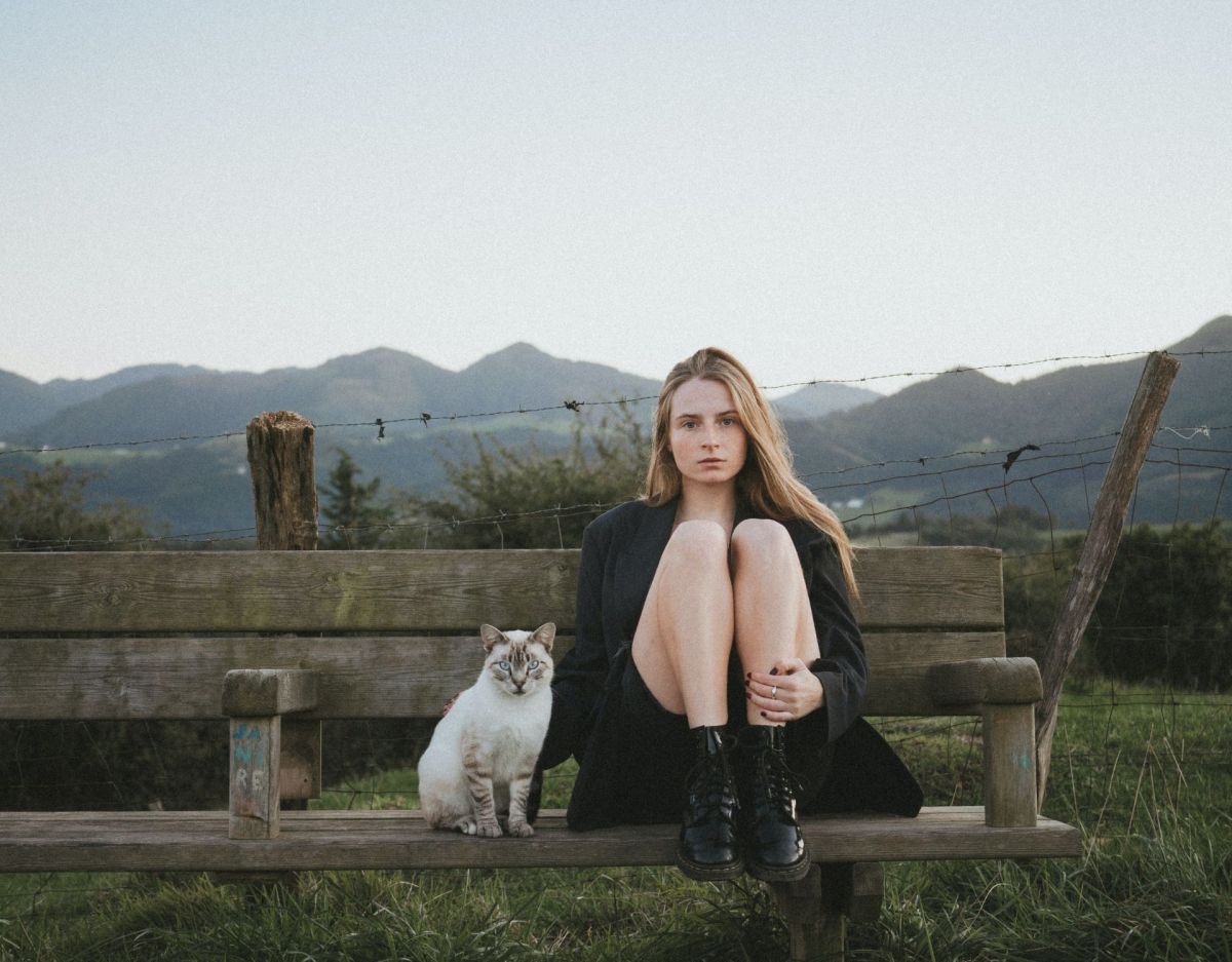 Frau mit Katze auf Bank