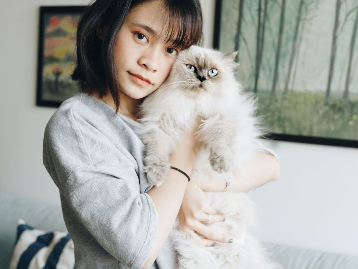 Frau mit Katze auf dem Arm