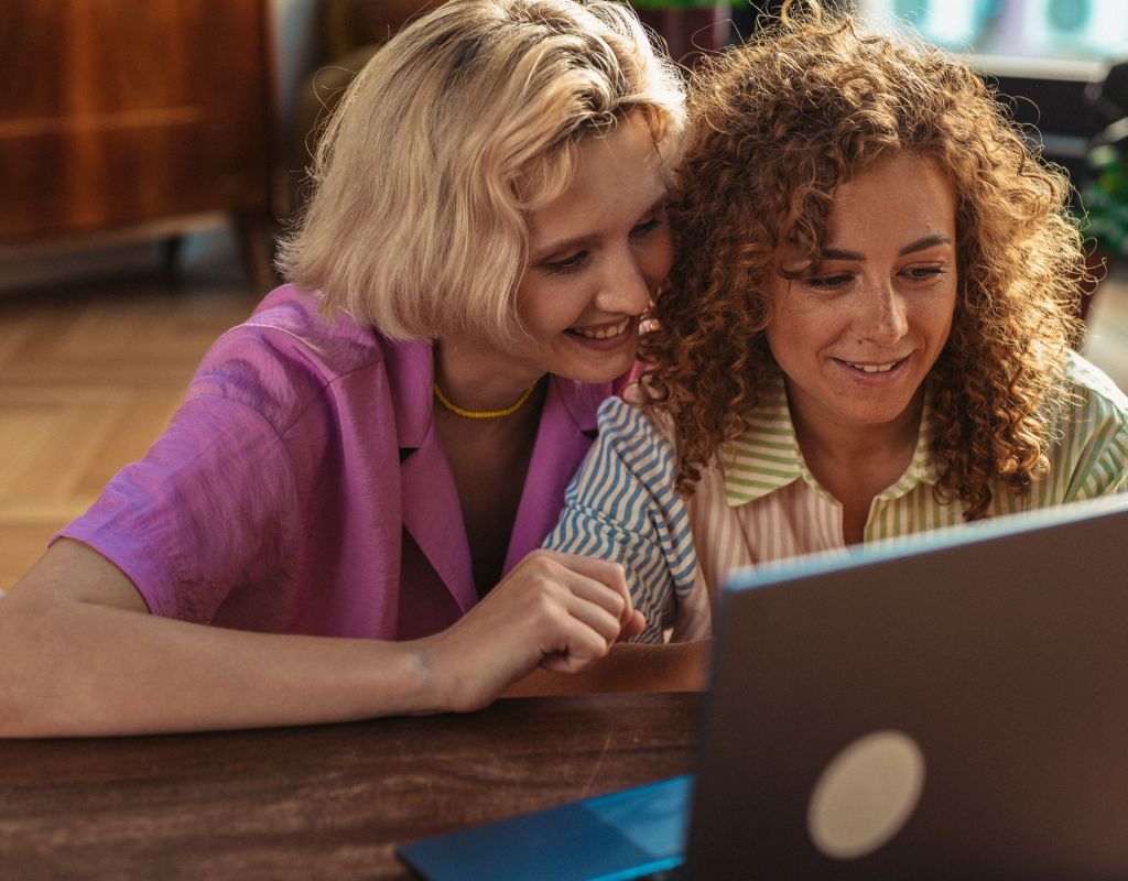 Zwei Frauen am Laptop