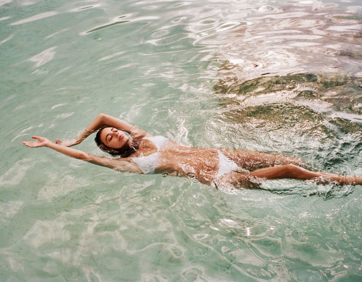 Ins Meer pinkeln Frau Wasser Bikini schwimmen