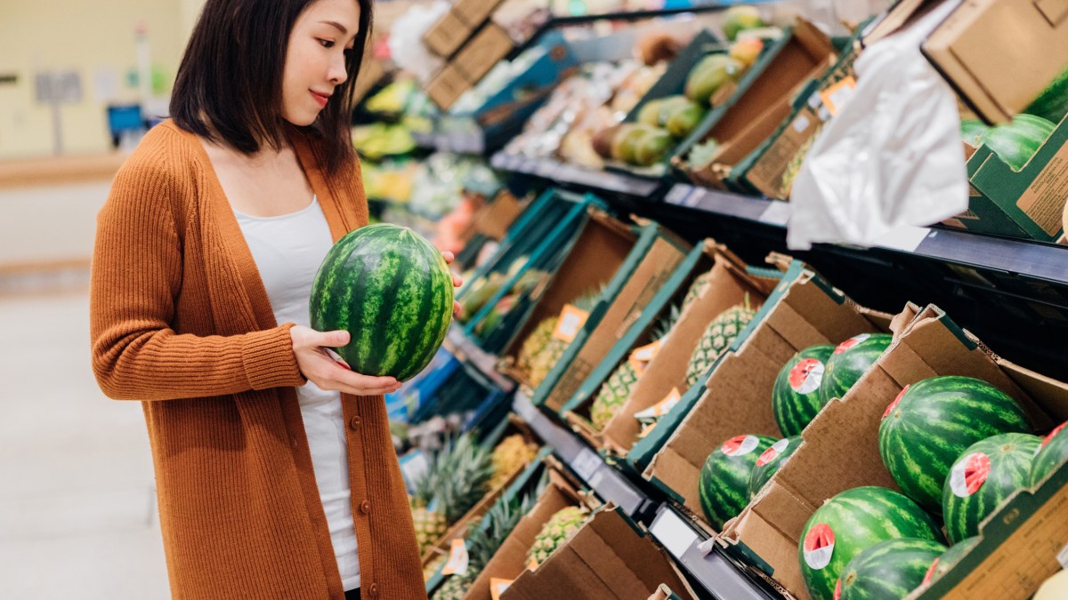 Wassermelone schlecht: Frau im Supermarkt schaut sich Wassermelonen an