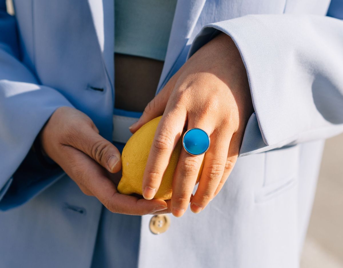Frau hält Zitrone in der Hand