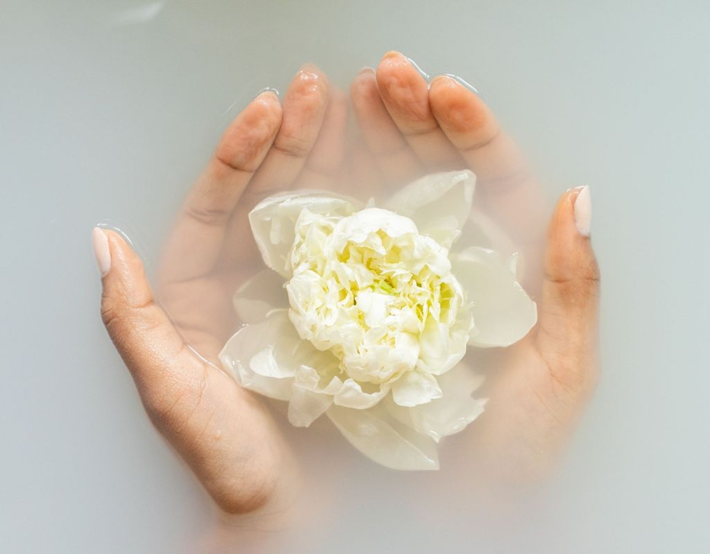 Hände mit Blumen in der Hand