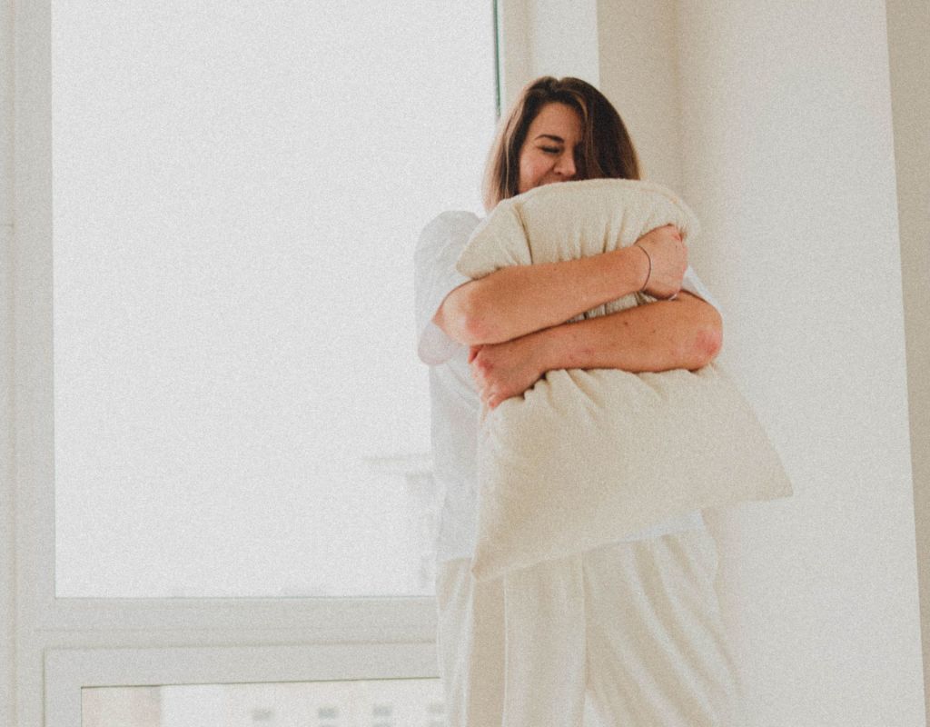 Frau mit Kissen im Arm