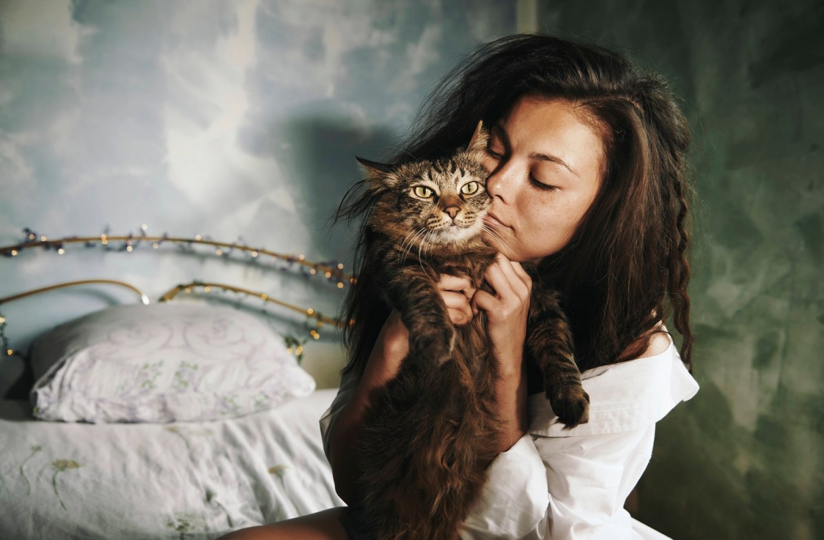 Frau mit Katze im Bett