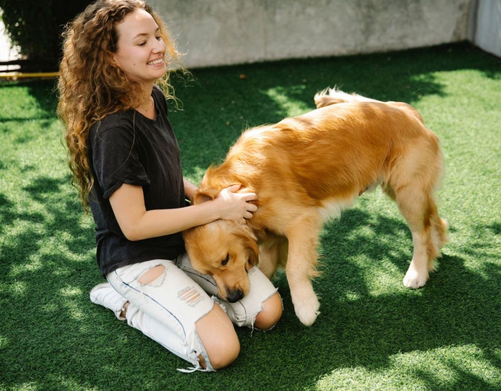 Frau kuschelt mit Hund