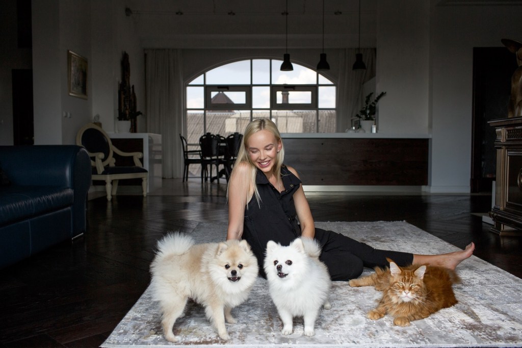 Frau mit Hund und Katze