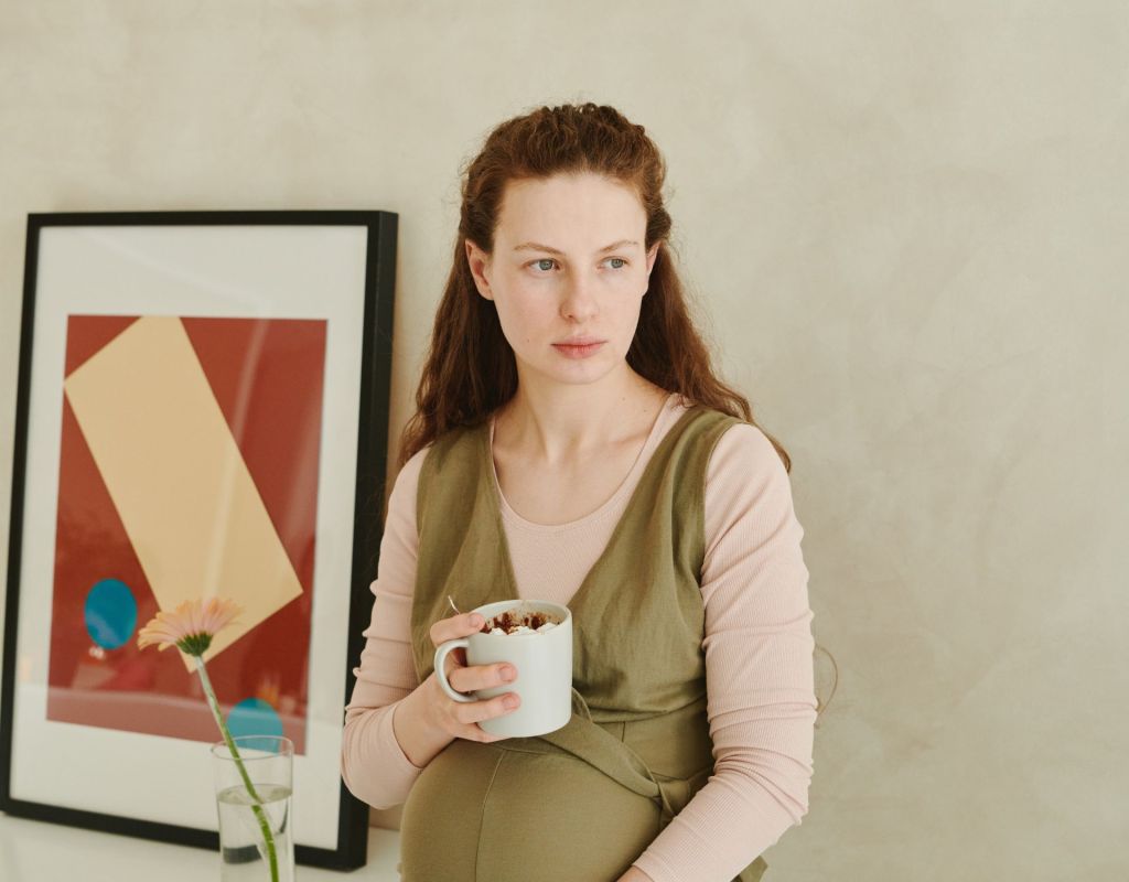 Schwangere Frau mit Kaffeetasse