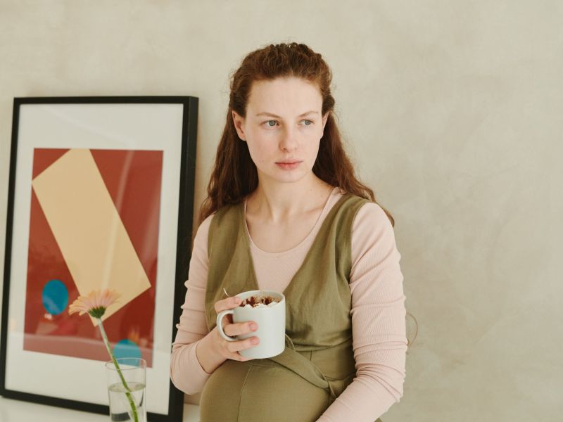 Schwangere Frau mit Kaffeetasse