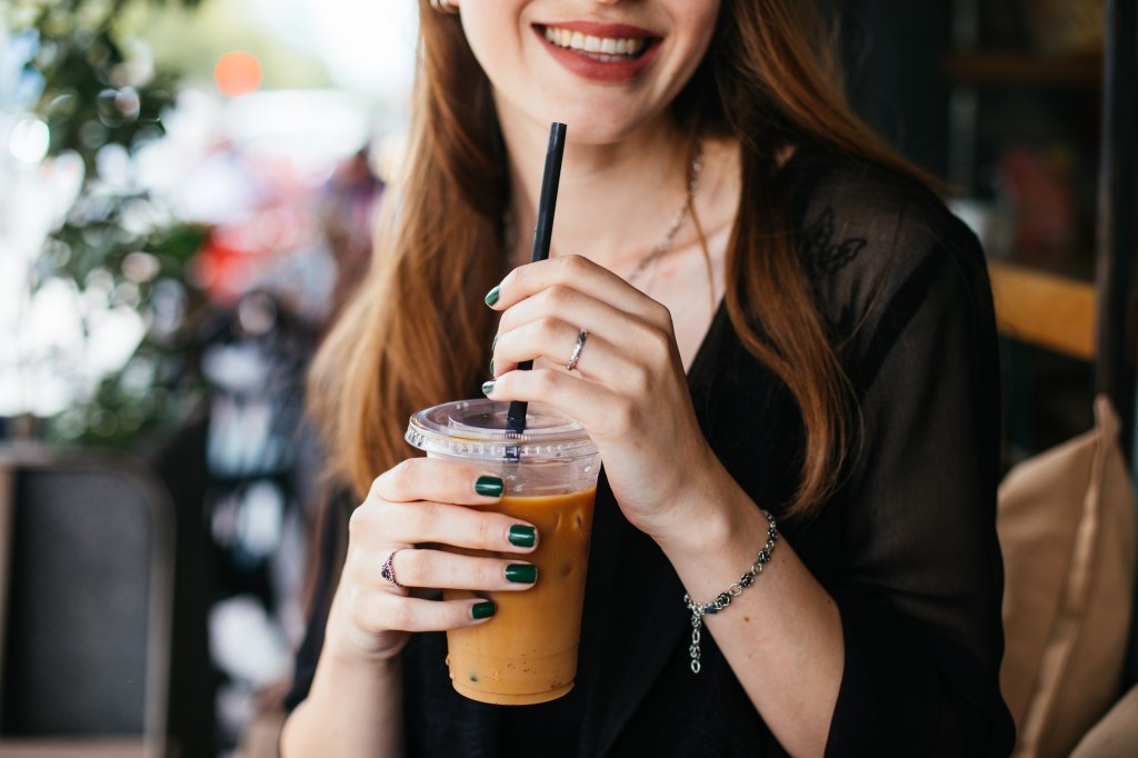 Frau trinkt Eiskaffee