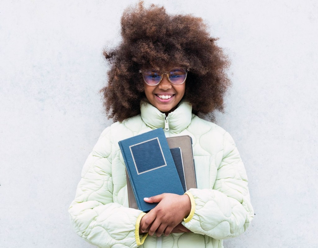 Kleines Mädchen mit Buch