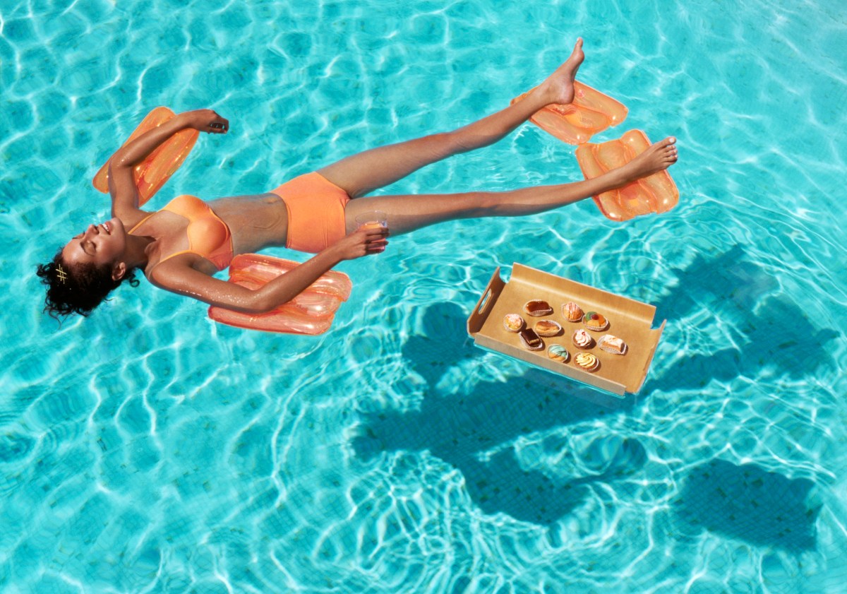 Frau im Pool mit Süßigkeiten