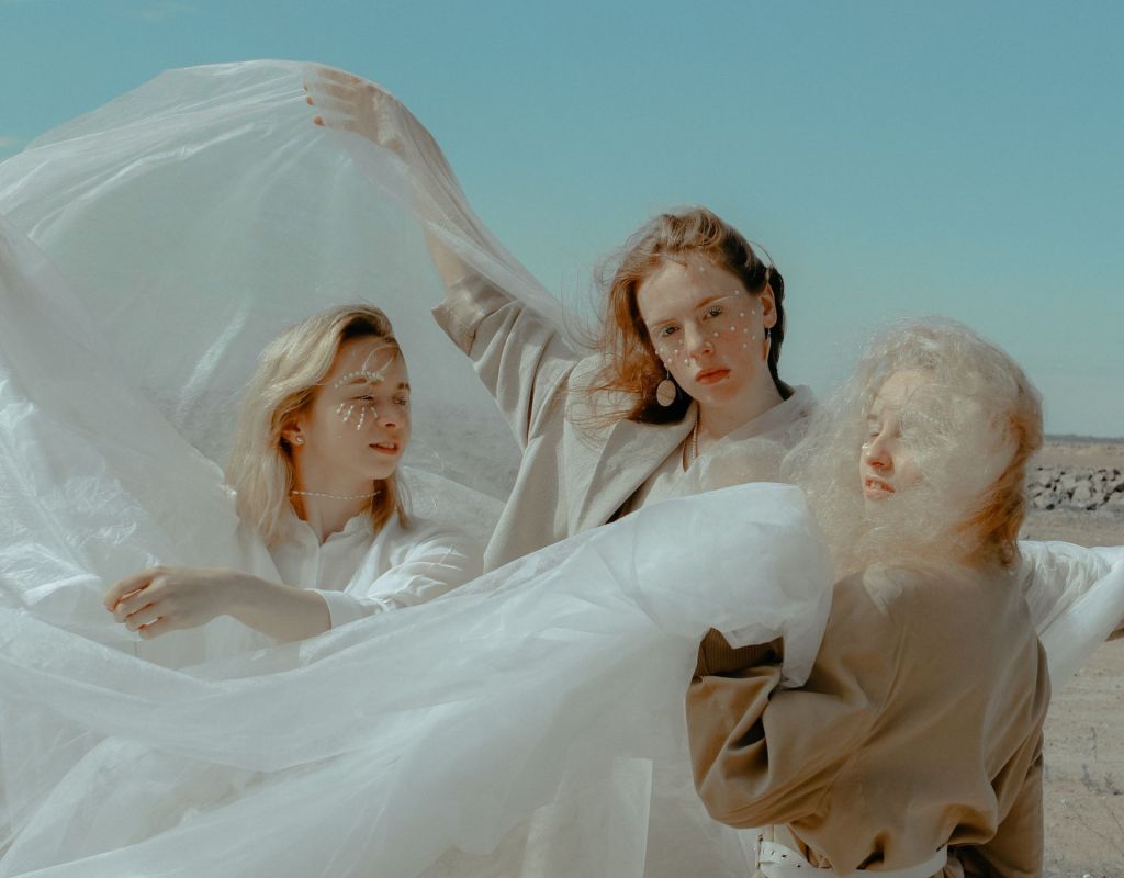 Drei Frauen mit weißen Tüchern