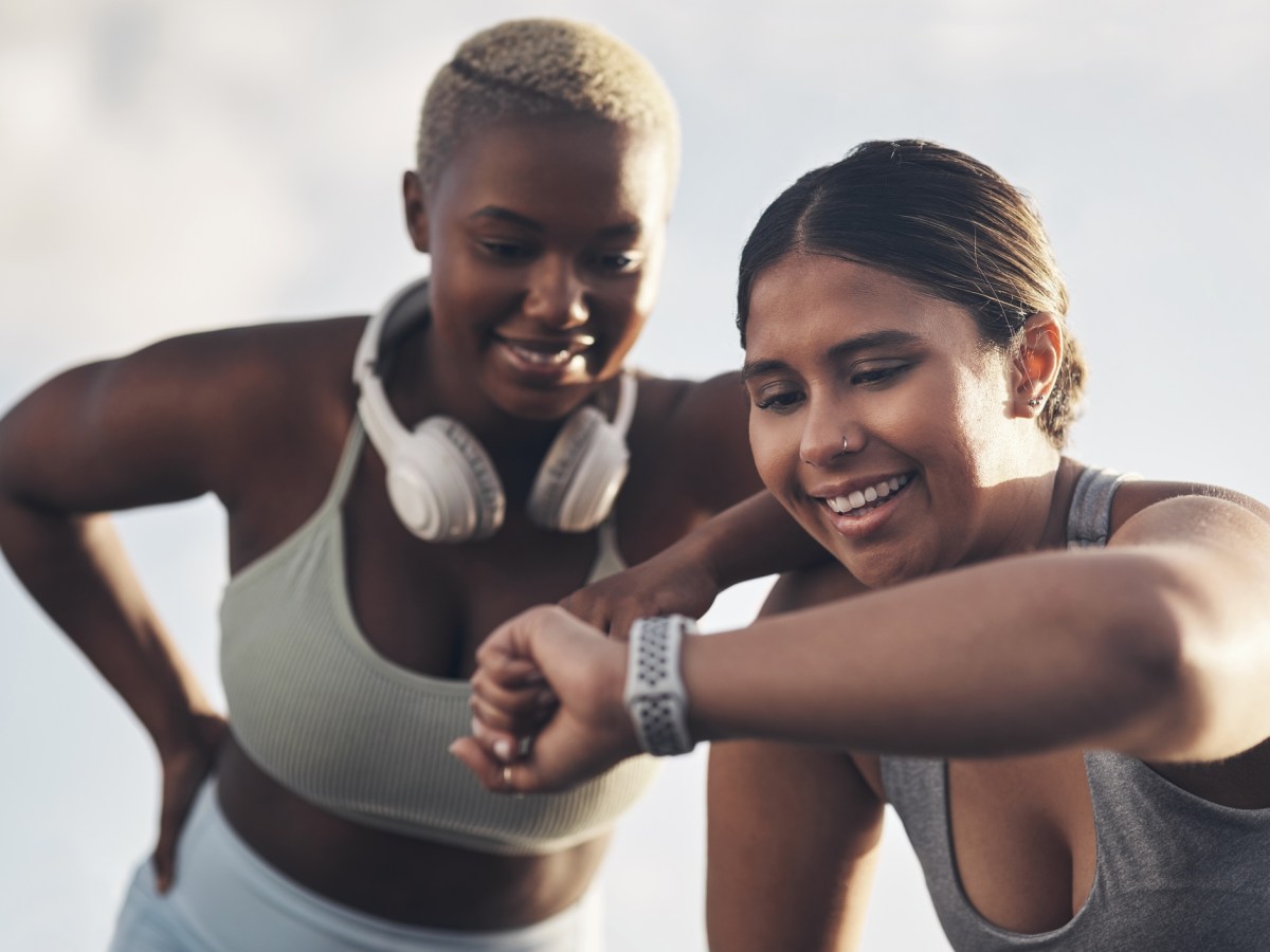 Zwei Frauen gucken nach Sport auf Fitnesswatch