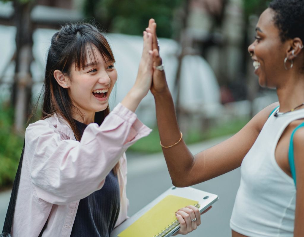 Zwei Frauen geben sich ein High Five