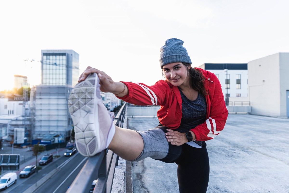 Wie oft Sport in der Woche: Joggerin dehnt sich