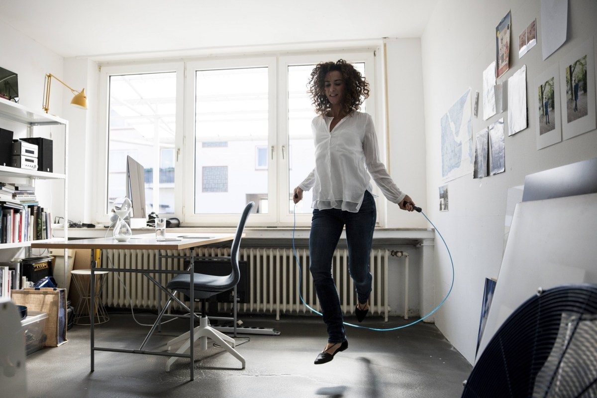 Wie oft Sport in der Woche: Frau im Büro Seil springen