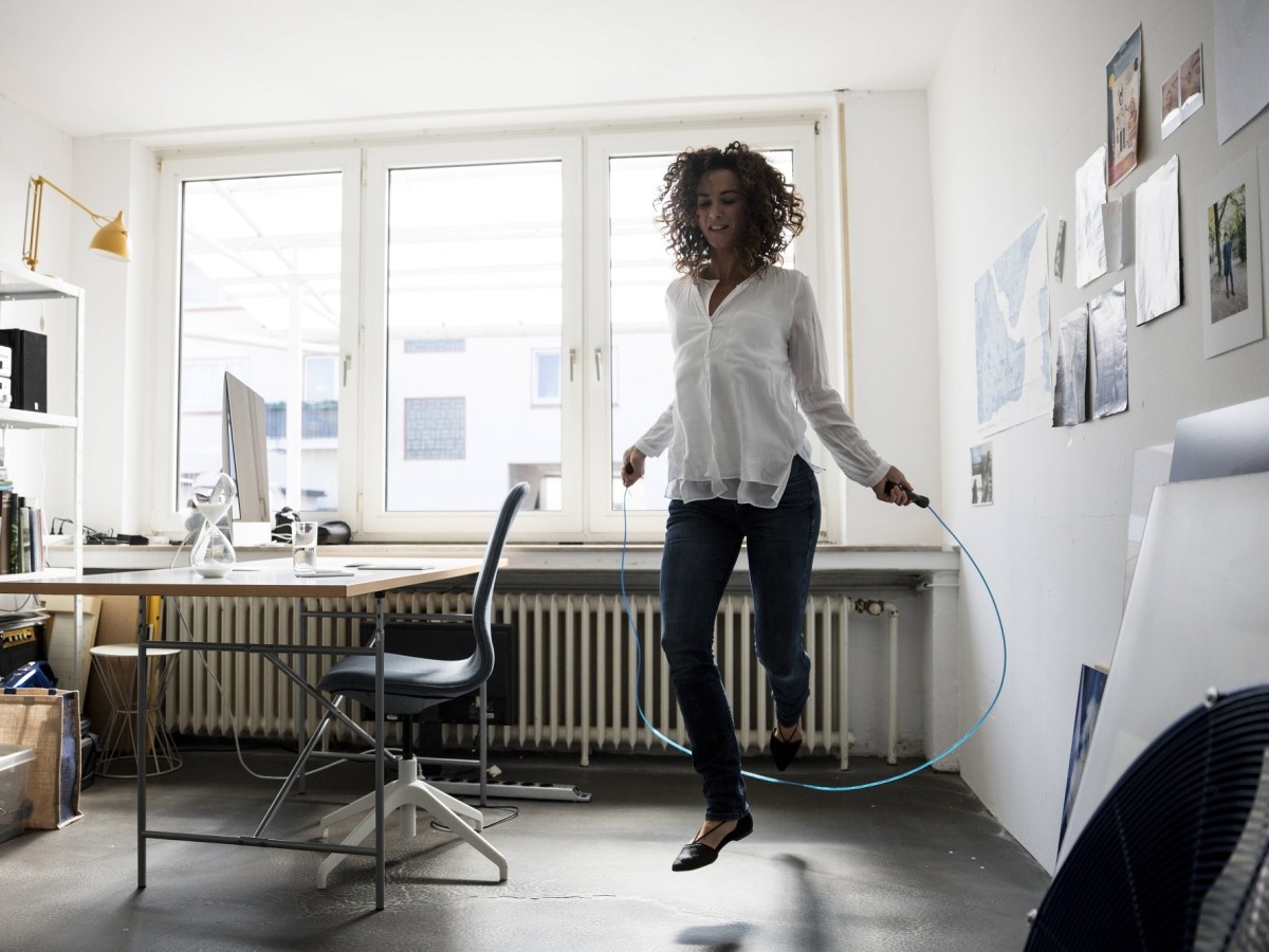 Wie oft Sport in der Woche: Frau im Büro Seil springen