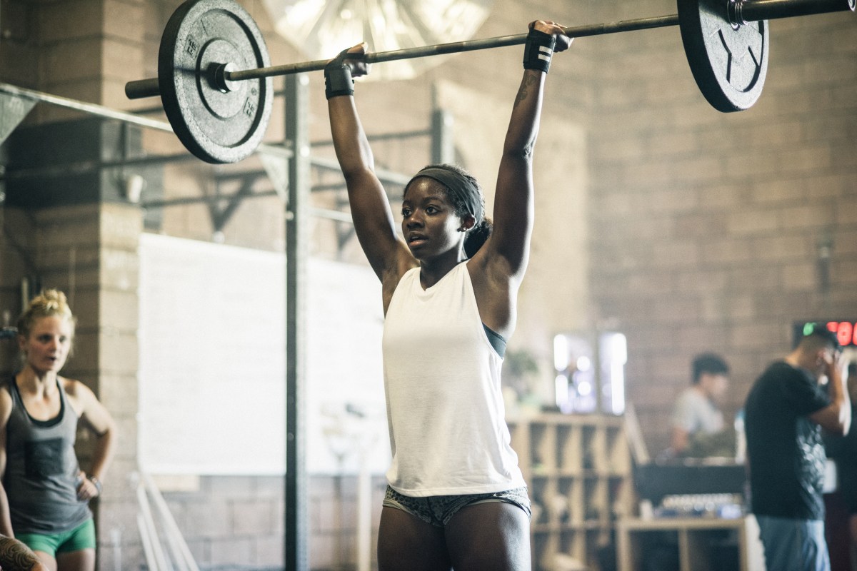 Frau Gewichtheben Krafttraining