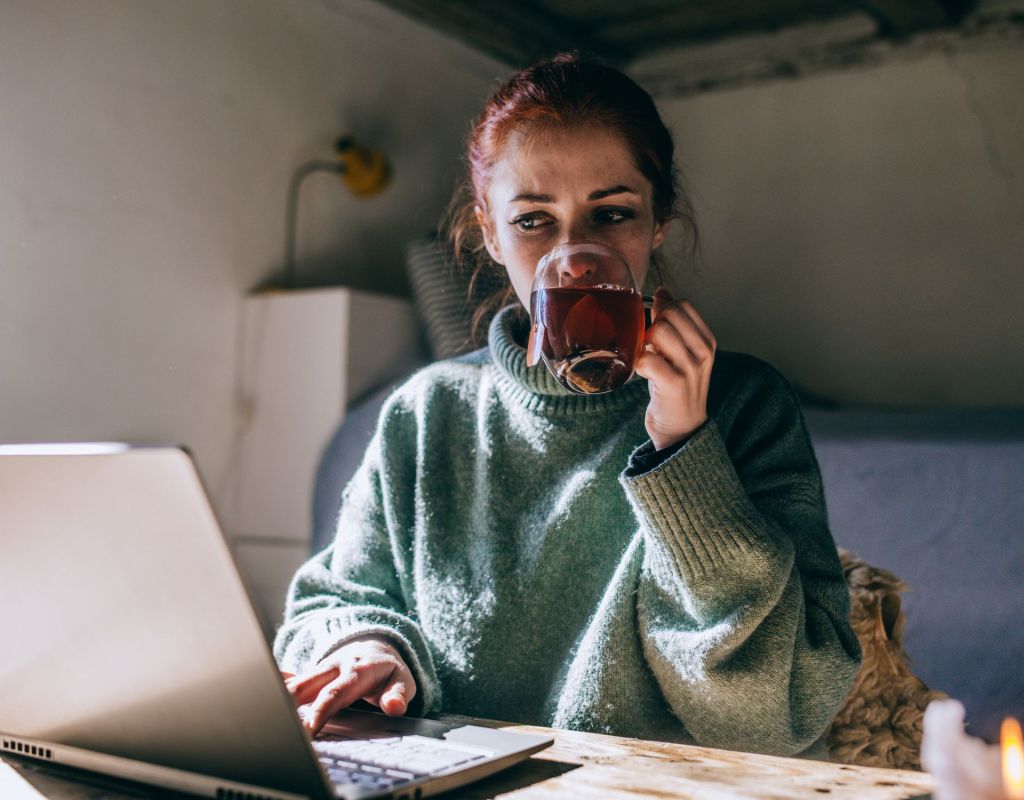 Geld Sparen Homeoffice Tee trinken Frau