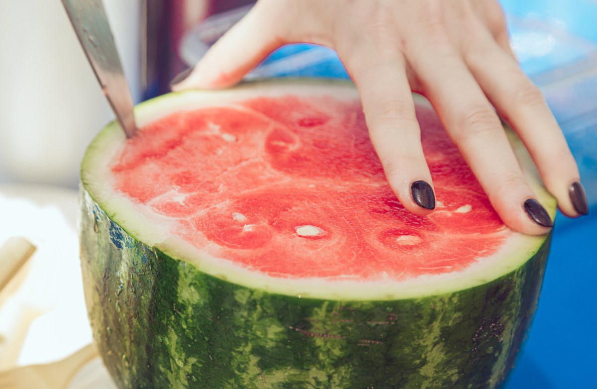 Wassermelone wird geschält