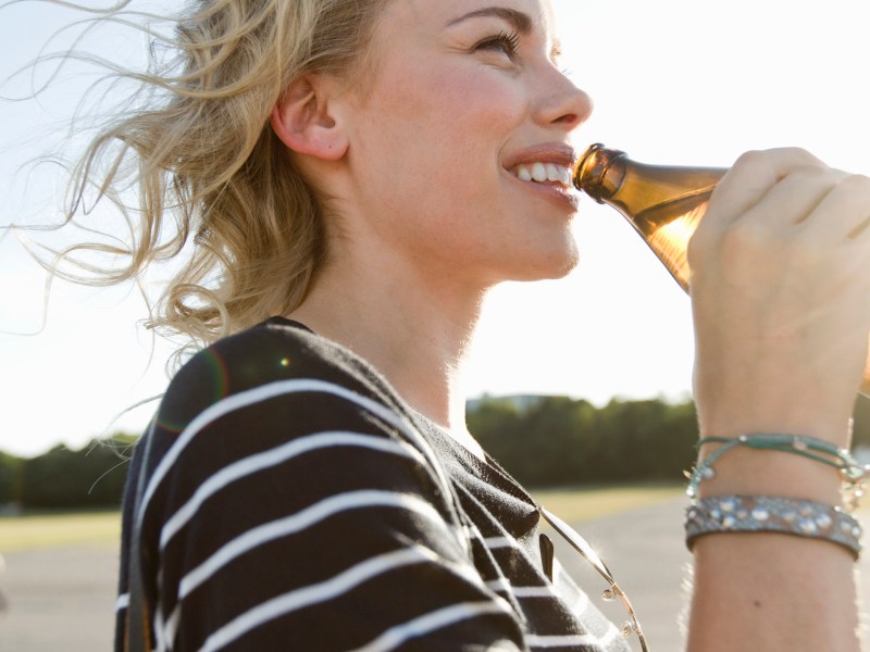 Frau alkoholfreies Bier trinken