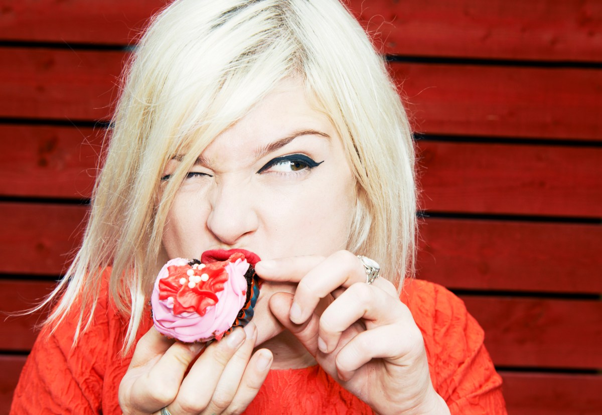 Frau isst Cupcake