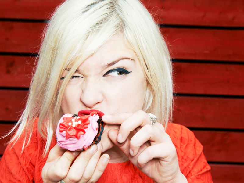 Frau isst Cupcake