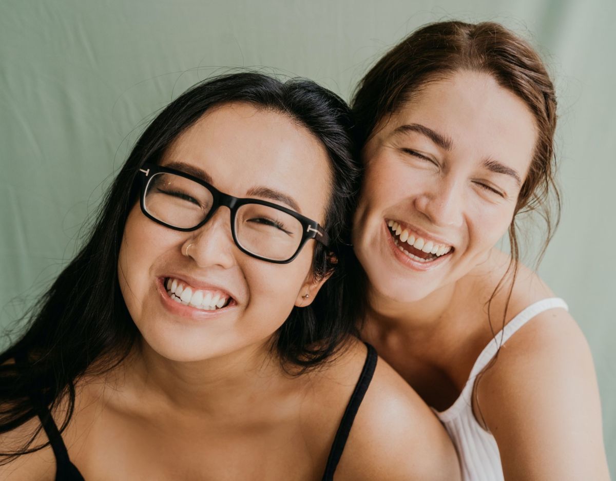 Zwei Frauen lachen in Kamera
