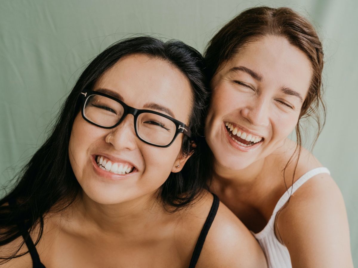 Zwei Frauen lachen in Kamera