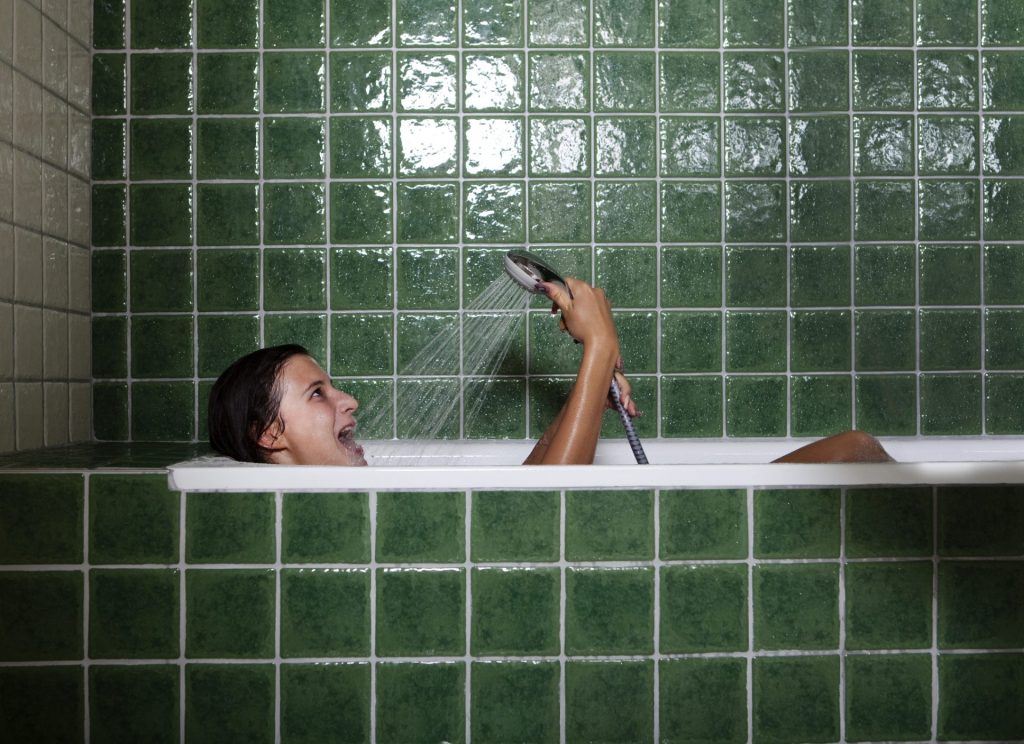 Frau in Badewanne