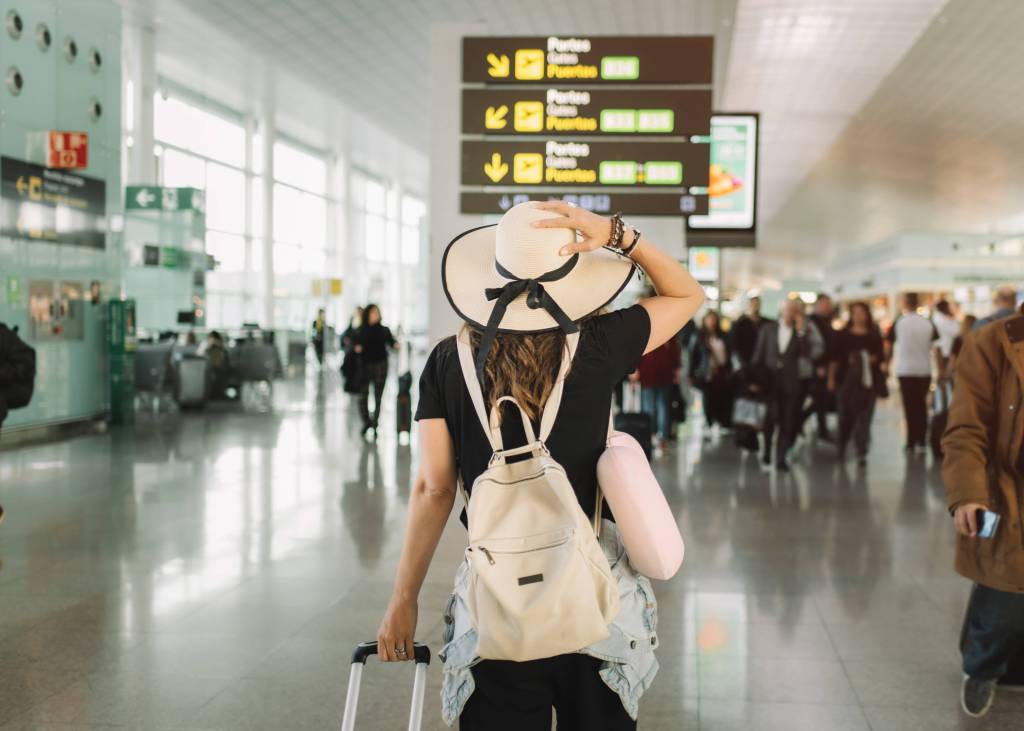 Frau mit Rucksack am Flughafen