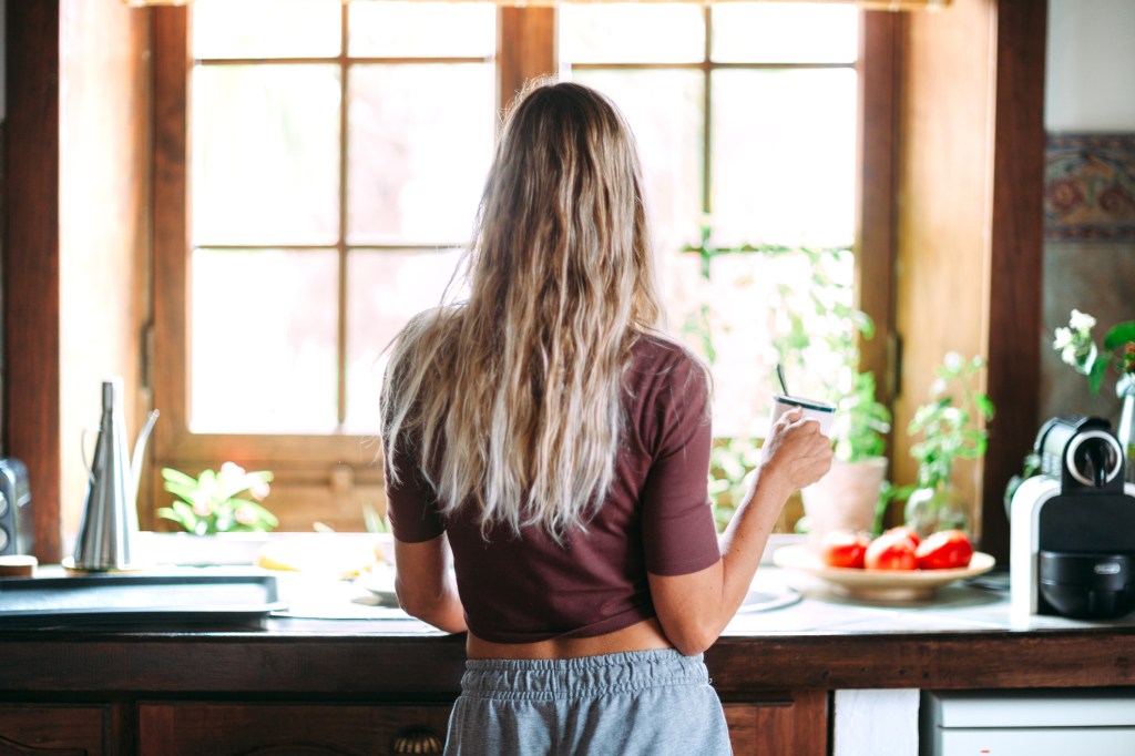 Frau mit blondierten Haaren