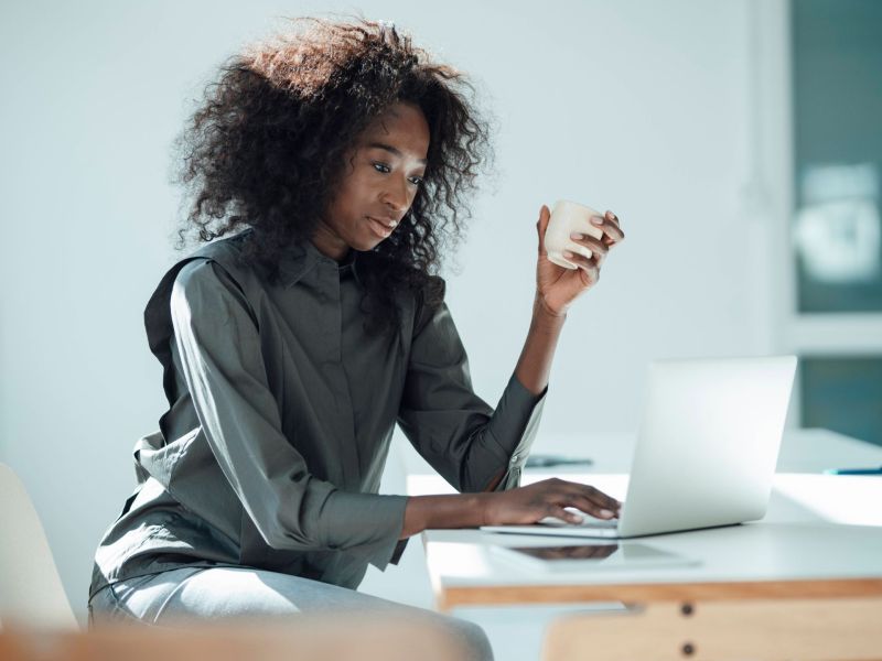 im büro langsamer arbeiten frau