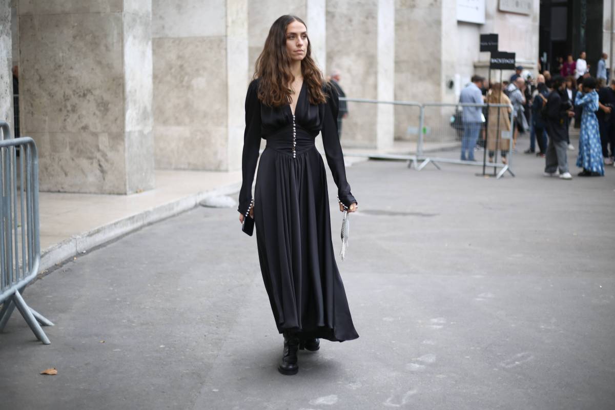Frau in langem schwarzen Kleid