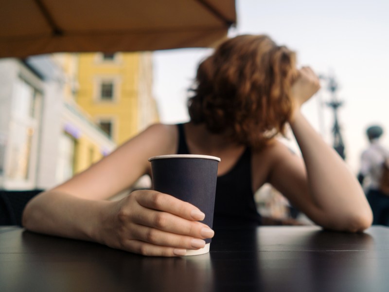 Frau Kaffee Kopfschmerzen