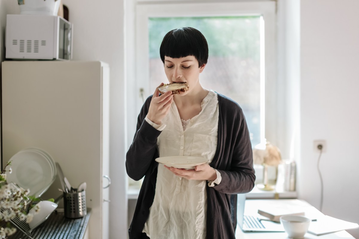Frau isst Butterbrot