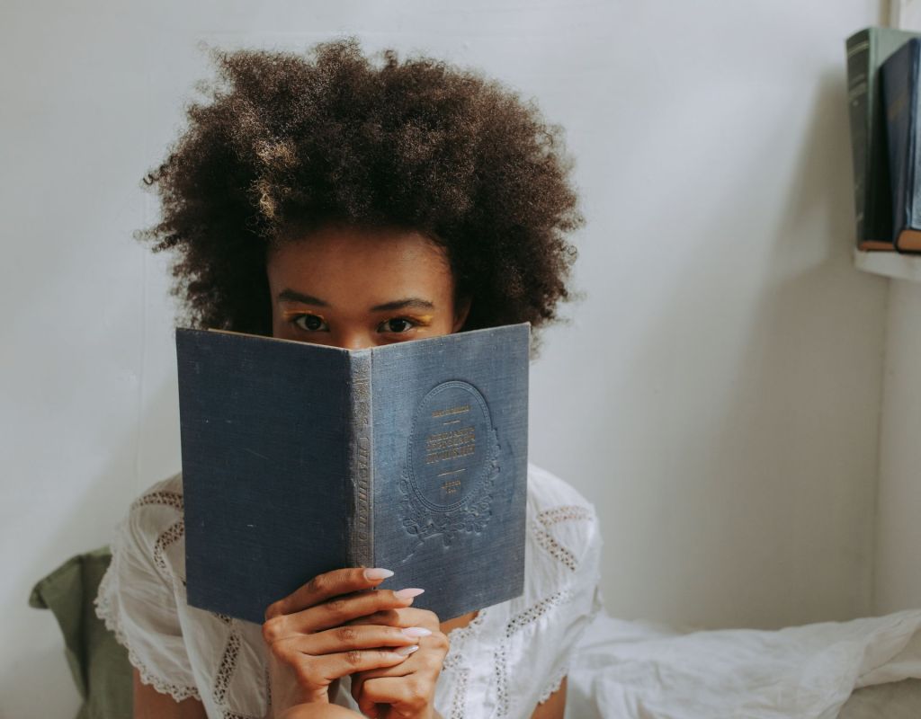 Frau mit Buch in der Hand