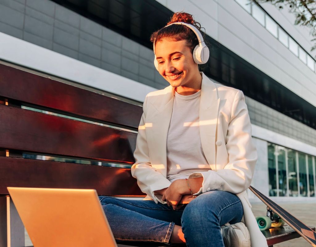 mobil arbeiten frau laptop