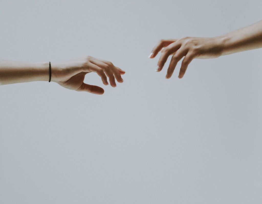Zwei Hände greifen nacheinander