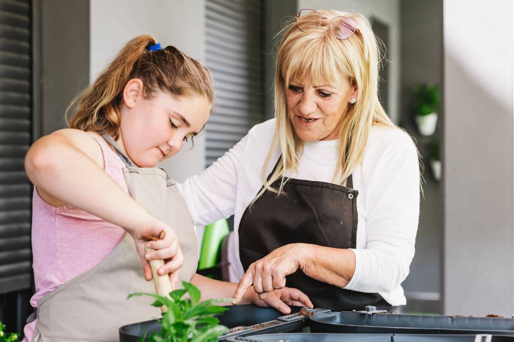 Oma gärtnert mit Enkelin