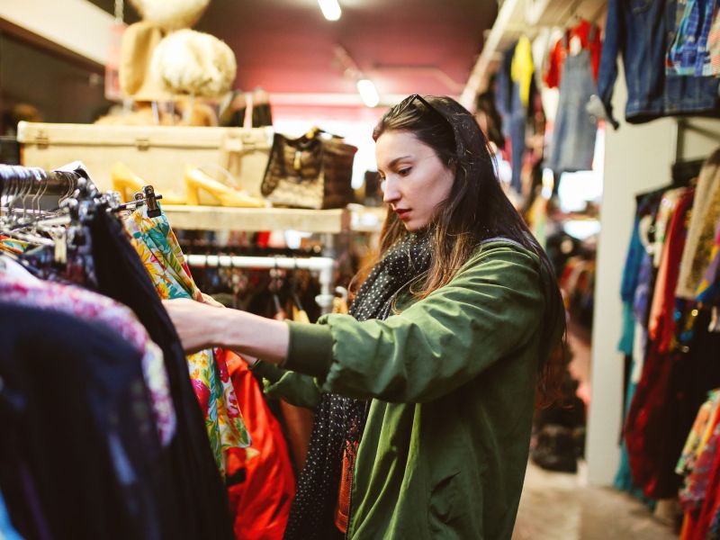 Frau im Second Hand-Shop