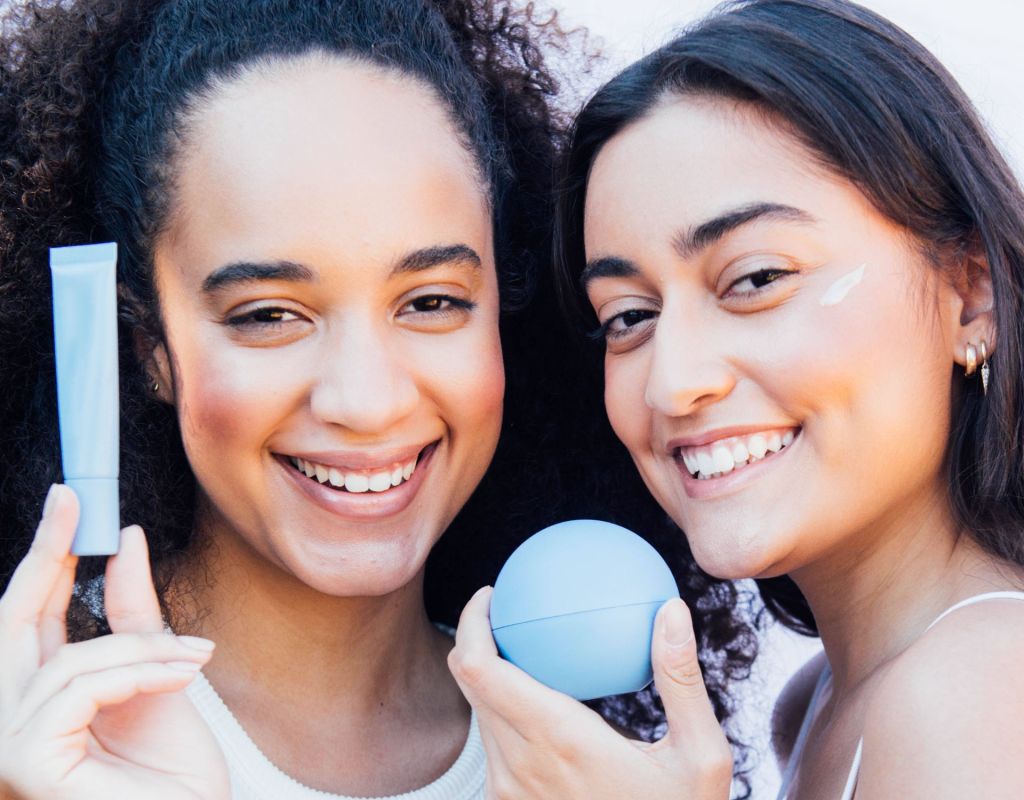 Zwei Frauen mit Skin Care Produkten