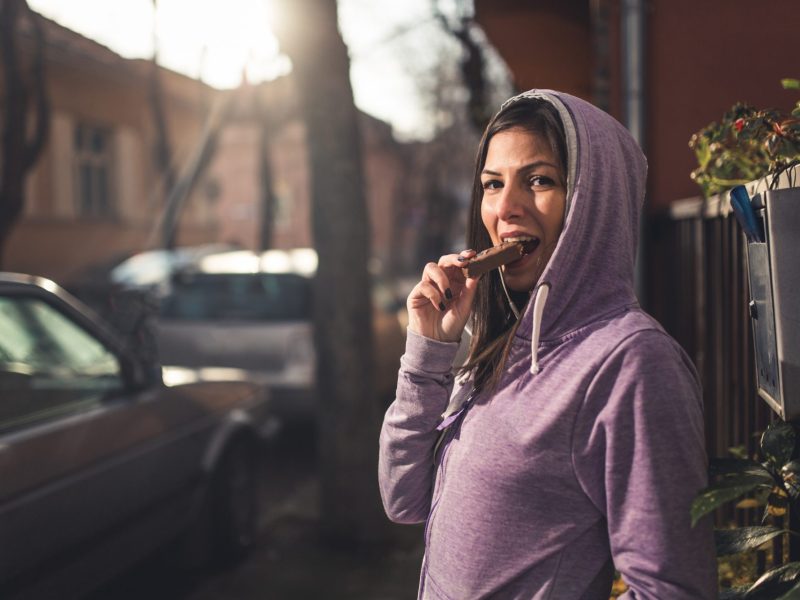 Frau Proteinriegel Joggen