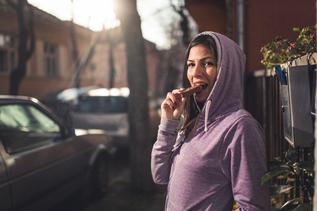 Frau Proteinriegel Joggen