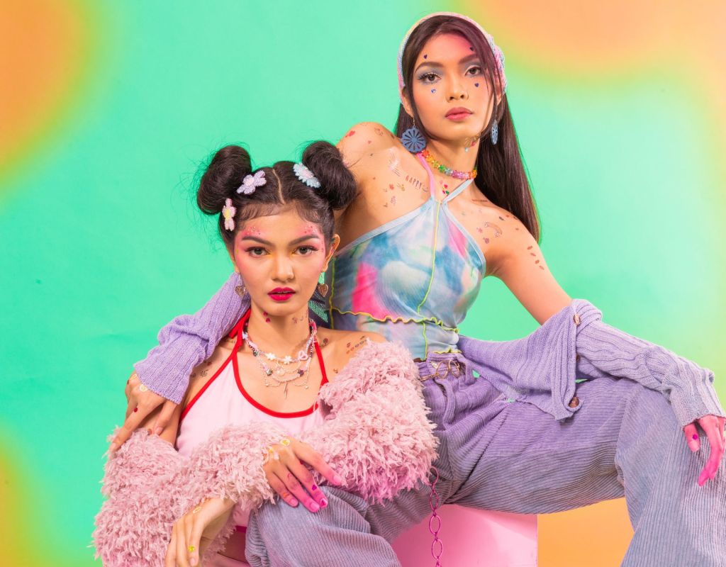 Zwei Mädchen in Y2K-Fashion