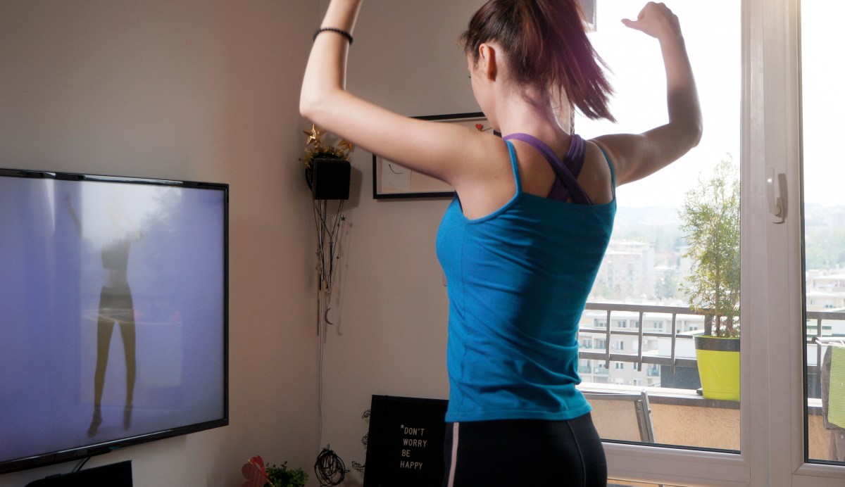 Frau Workout TV Bildschirm tanzen