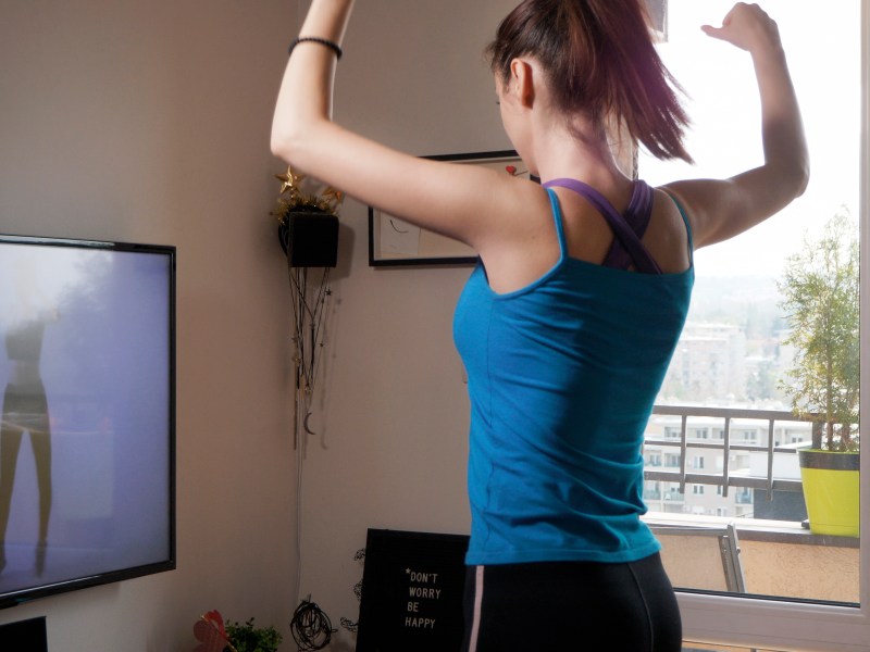 Frau Workout TV Bildschirm tanzen
