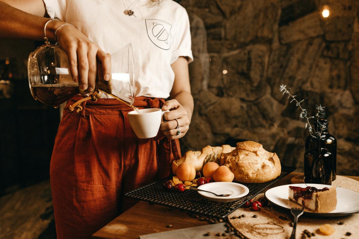 Frau schenkt Kaffee ein