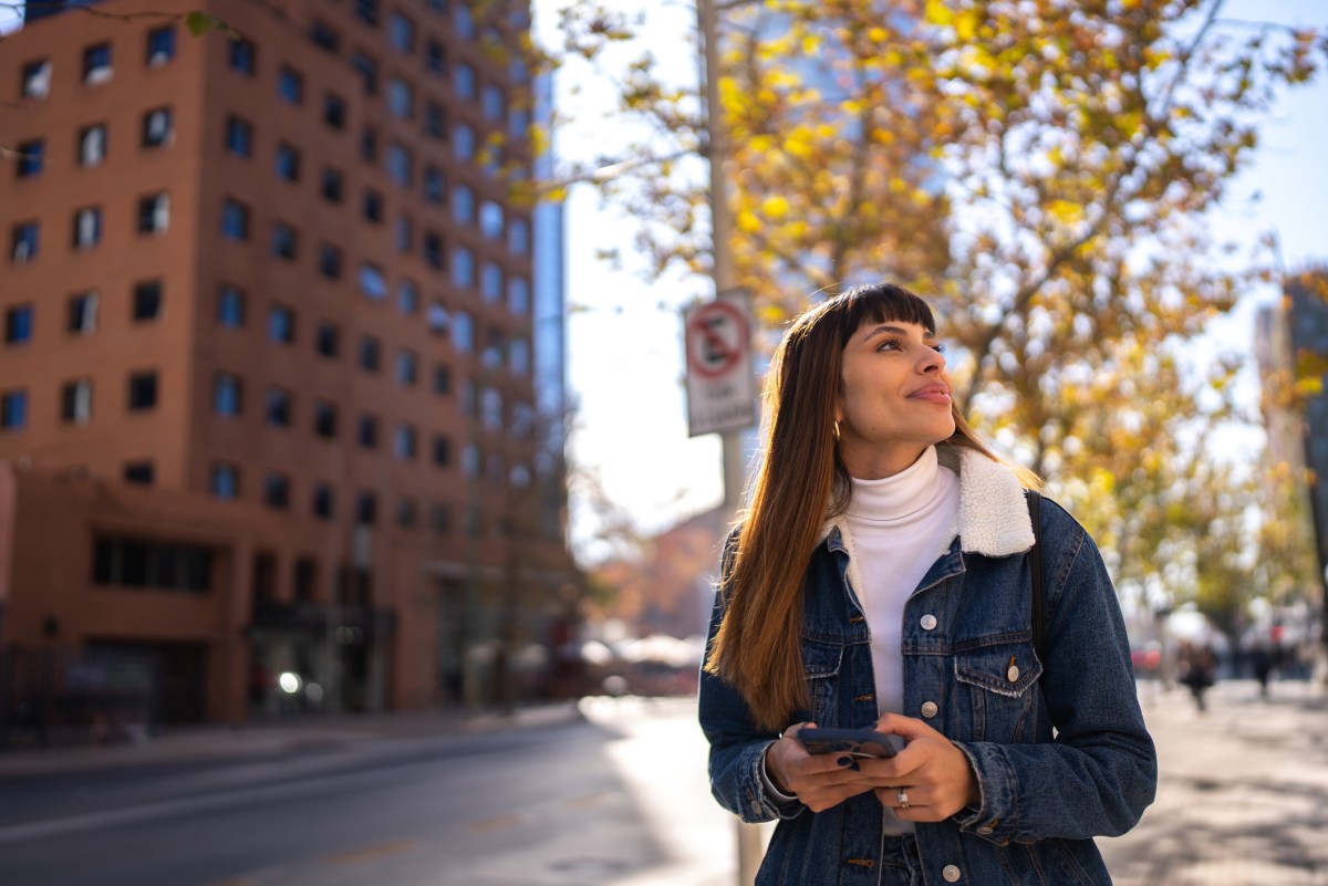 Frau spazieren Herbst